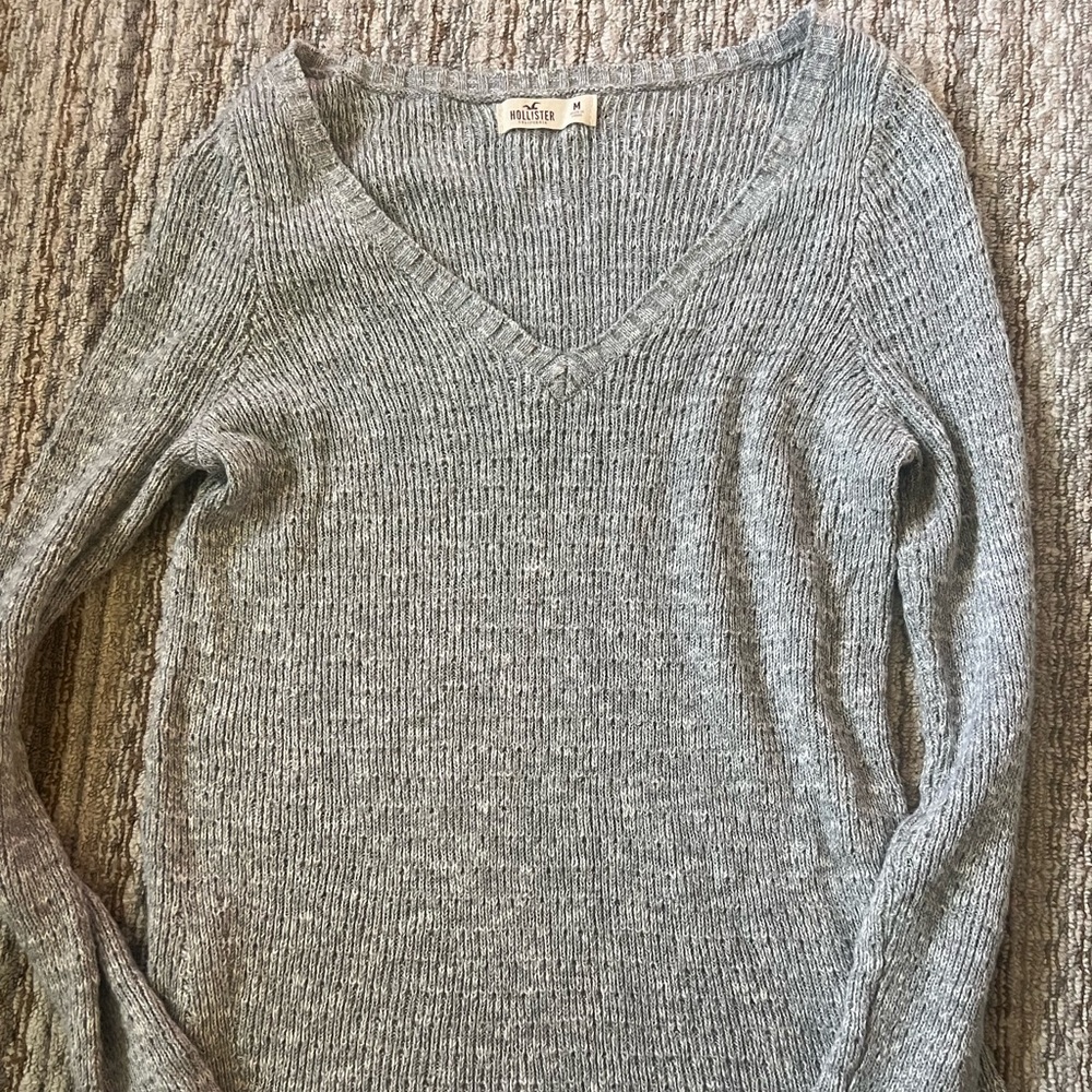 Hollister Women's Gray V-Neck Sweater